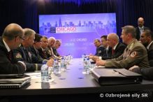 Ministri obrany a nelnci G V4 sa operatvne stretli poas samitu NATO